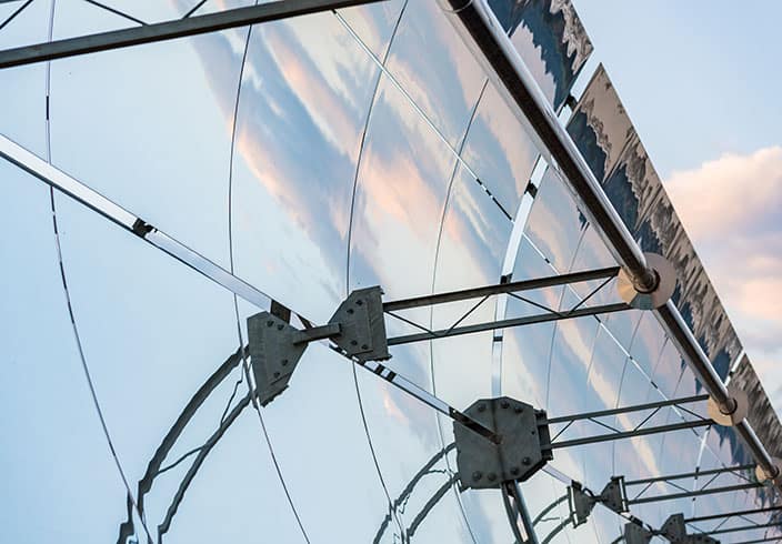 Parabolspiegel, um Solarenergie einzufangen