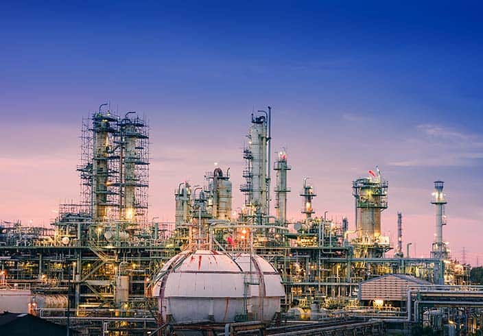 Öl-und Gas-Raffinerie-Anlage vor Abendhimmel